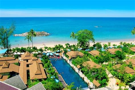 Hotel sea view ( A beach resort .